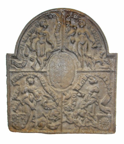 Haardplaat met reliëfdecor van wapenschild en personificaties van Trouw en Ontrouw